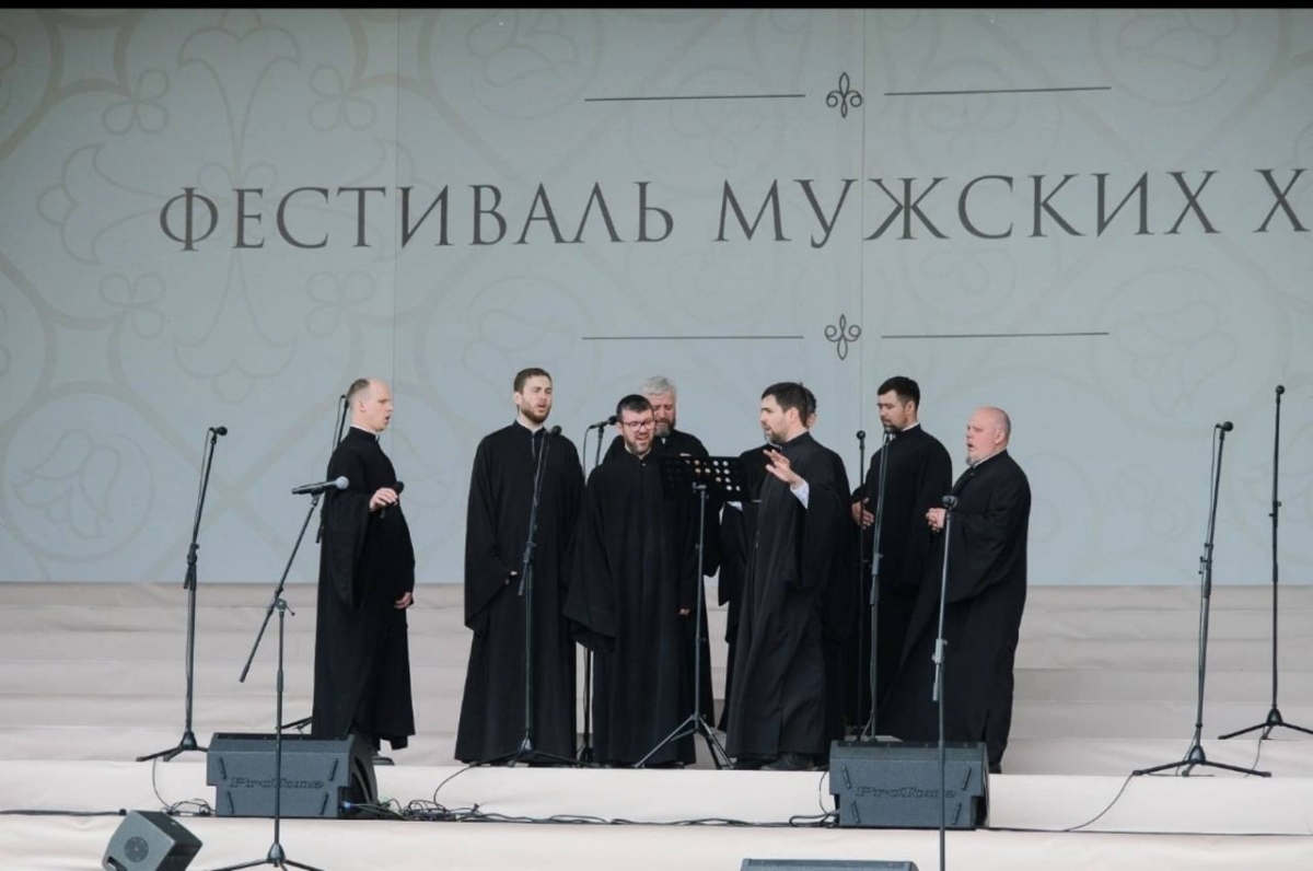 Византийский хор Аксион Естин